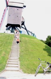 De slechtste foto ooit. Effectief, weinige ogenblikken later is die staakmolen omgevallen, en van de wederomschok, die fiets ook. Die Bunderzussen zijn bovendien allemaal die trap afgeschoven!