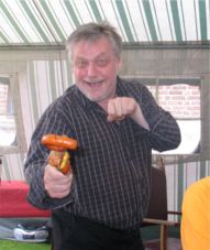 Den dienen heeft er al meer aan zijn spies geregen ...!
