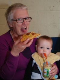 Jasper De Wilde (15 december 2009) + de oma + stuk pizza
